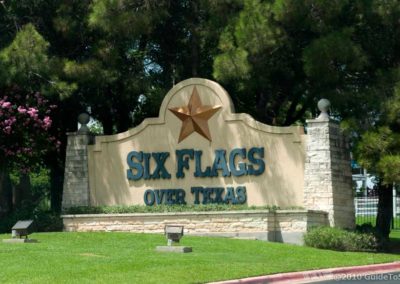 Six Flags over Texas front sign