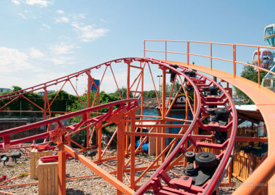Lift hill for Wile E. Coyote's Grand Canyon Blaster